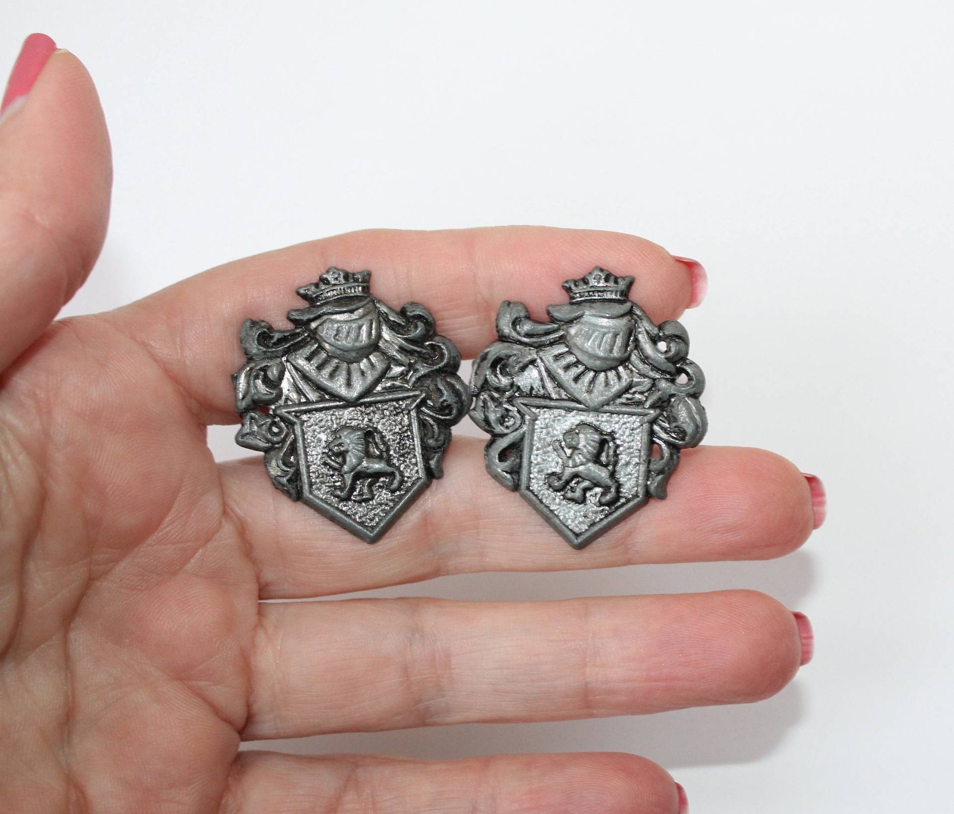 Vintage Wappen Silber Mid Century Manschettenknöpfe Mit Löwe Ritter, Mittelalter Renaissance Sehr Große Vintage Wappen Silber Mid Century Manschettenknöpfe Mit Löwe Ritter, Mittelalter Renaissance Sehr Große von michellewvintage