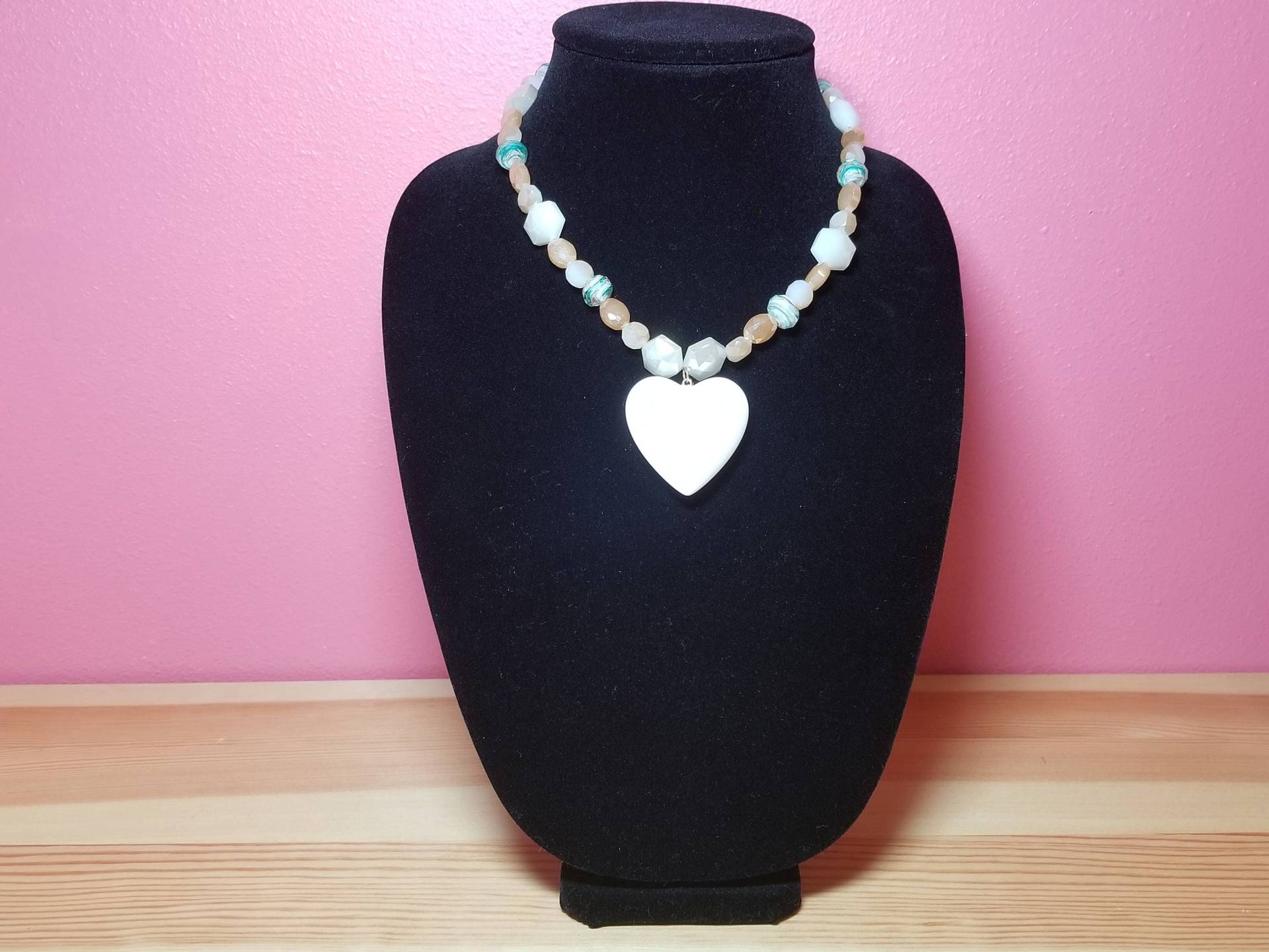 Blau Und Beige Halskette Mit Weißen Herz-Anhänger Blau Und Beige Halskette Mit Weißen Herz-Anhänger von midnightbeadingshop