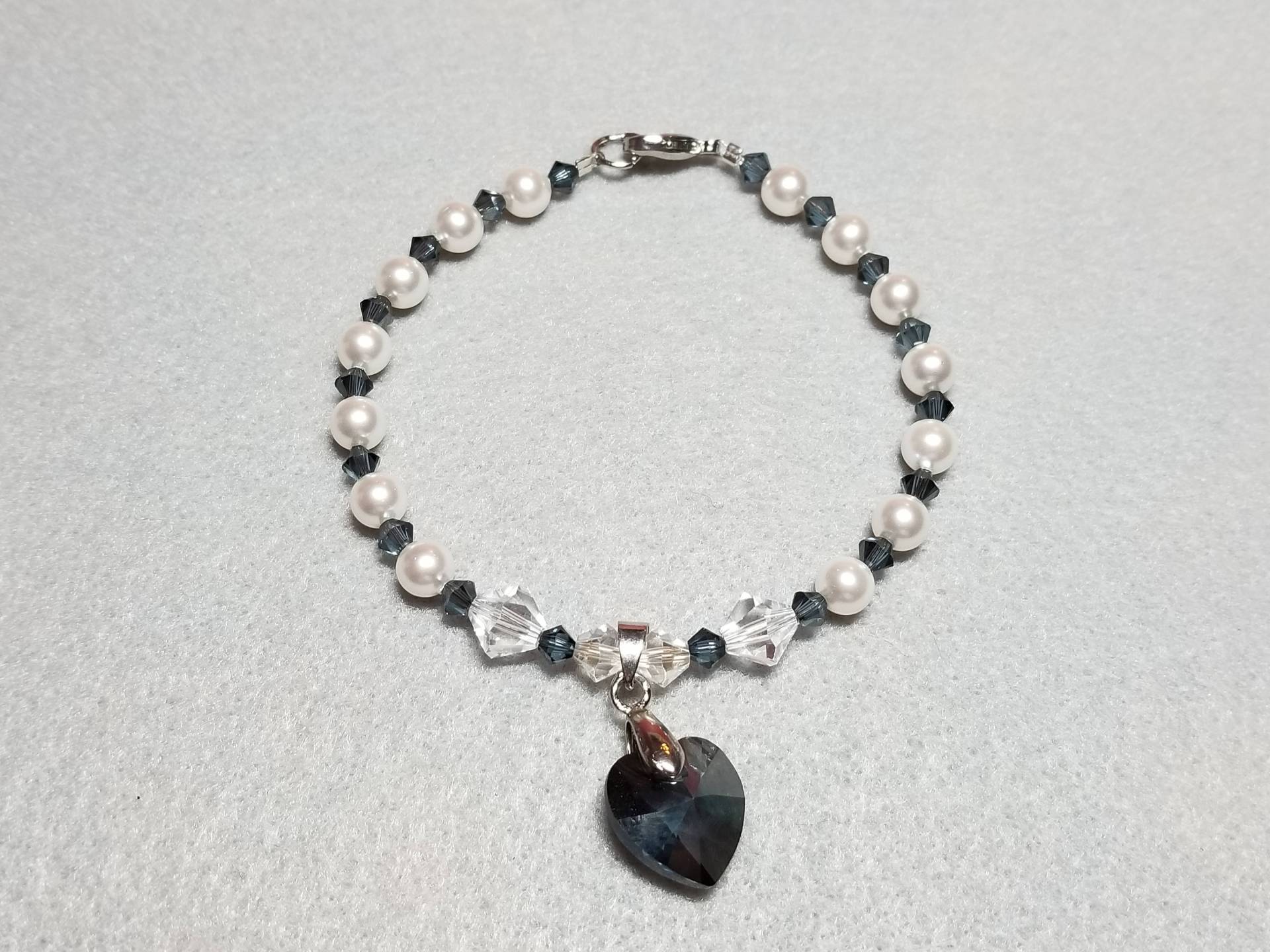 Jeans Blau Swarovski Kristall Armband Mit Herzanhänger Jeans Blau Swarovski Kristall Armband Mit Herzanhänger von midnightbeadingshop