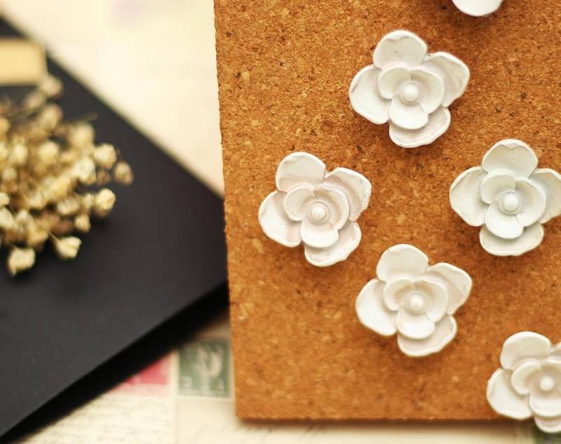 Vintage Stil Distressing Blumen Pins - Weiße Zink Legierung Reißzwecke Reißnadel Metall 5 Stk von mieryaw