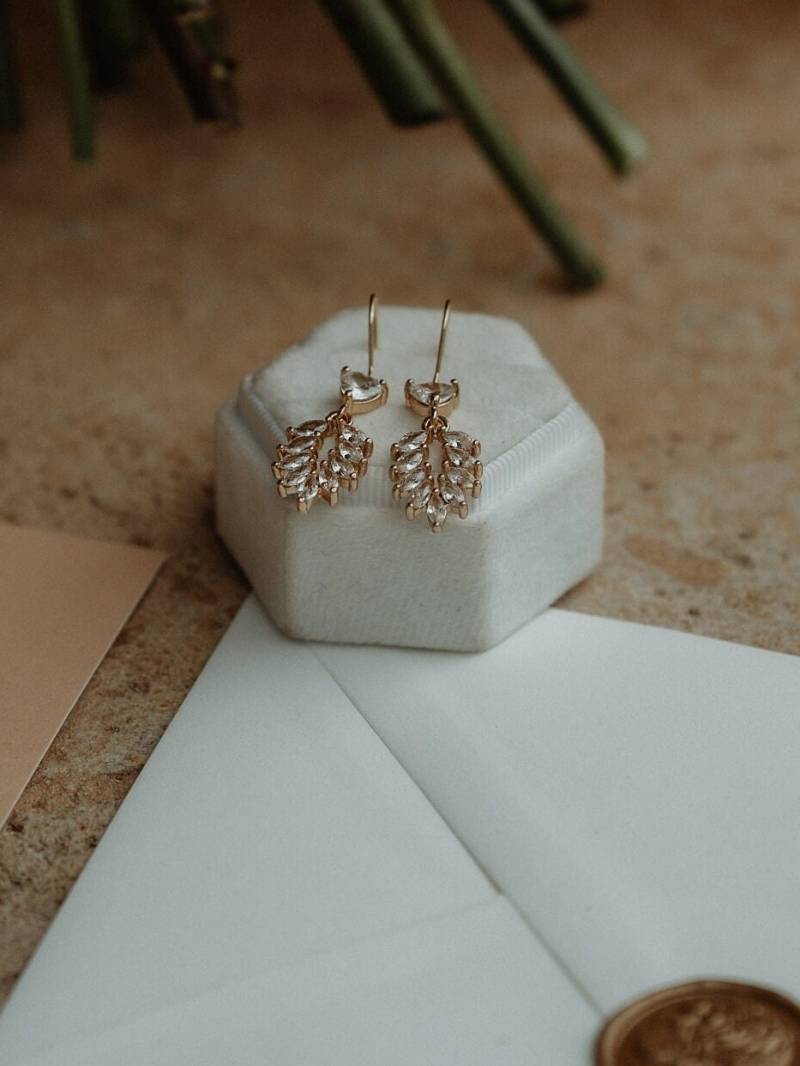 Hängeohrringe Mit Zirkonia Blatt Und Herz Gold-Farben, Herbst Ohrring Hängend, Brautschmuck, Geschenk Freundin Weihnachten, Hochzeitsschmuck von milamanibaBijoux