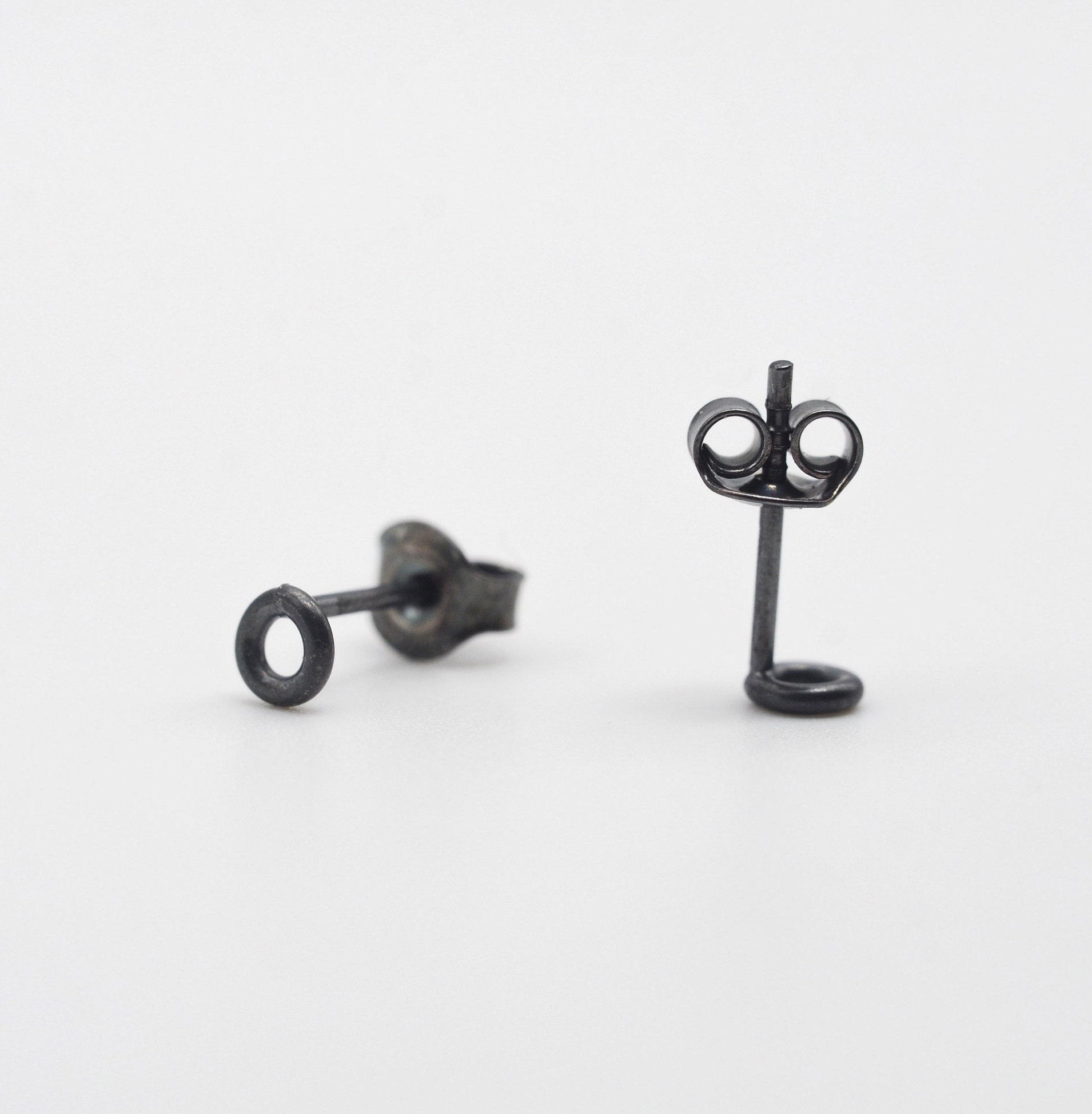 4 Mm Kleine Kreis Ohrstecker | Schwarz Oxidierte Runde Ohrringe in Sterling Silber Sehr Für Männer, Frauen von mildforestjewellery