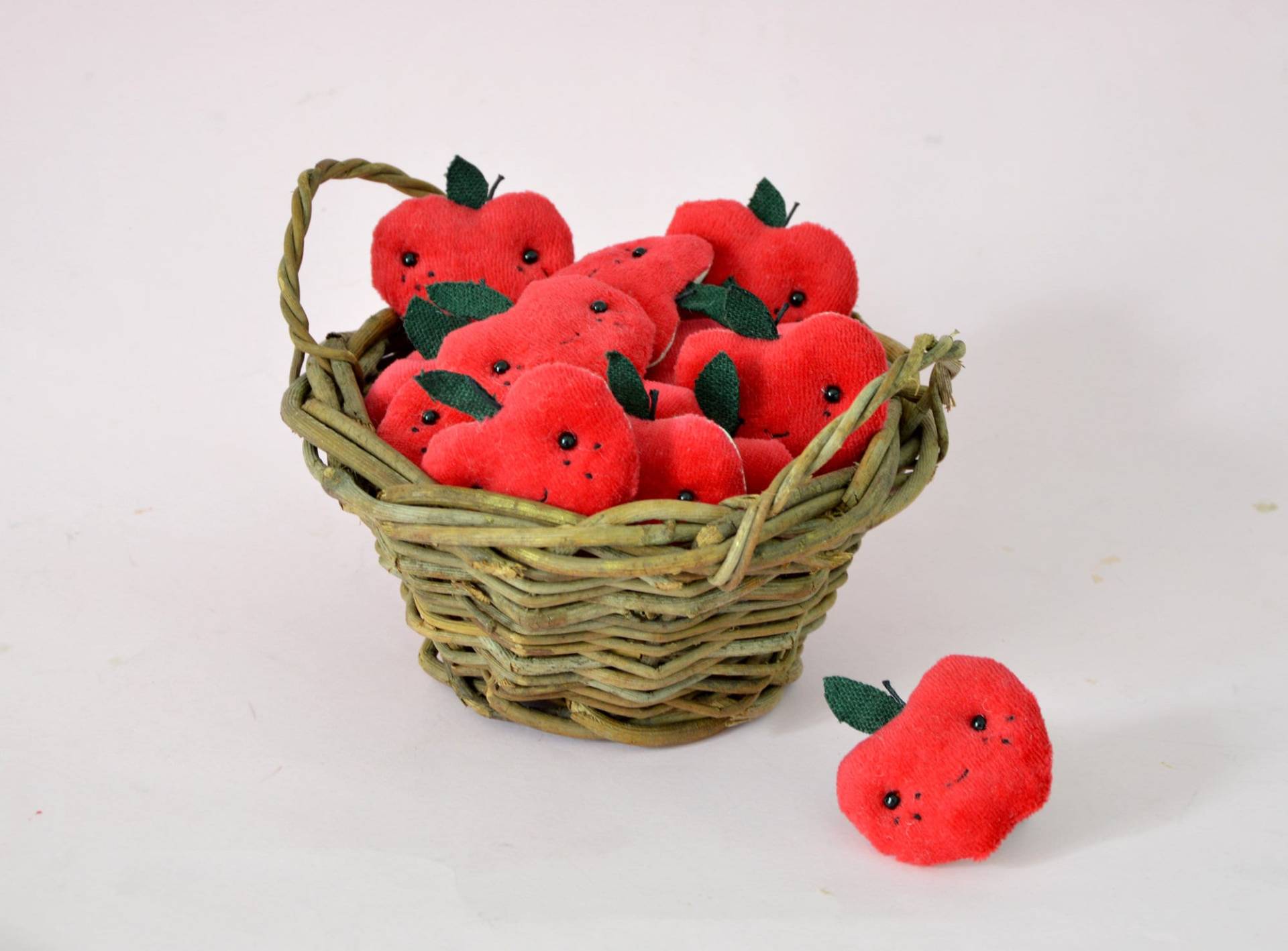 Brosche „Apfel Der Liebe". 100 % Handgefertigt Aus Gepolstertem Und Besticktem Rotem Samt von milicancrelat