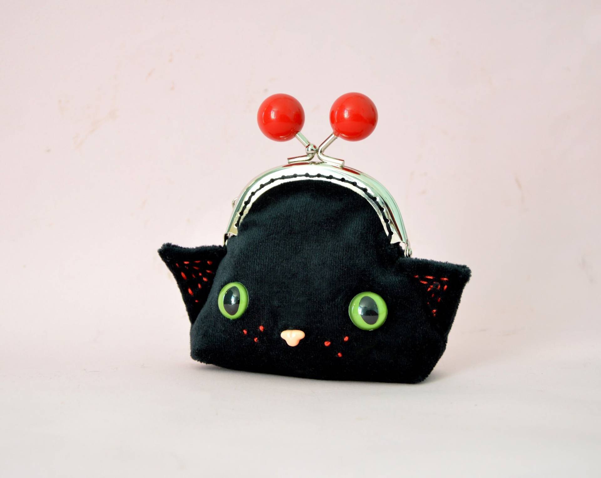 Click-Clack-Geldbörse in Form Einer Schwarzen Katze - Samt Und Recycelte Stoffe Click-Clack-Geldbörse in Form Einer Schwarzen Katze - Samt Und Recycelte Stoffe von milicancrelat