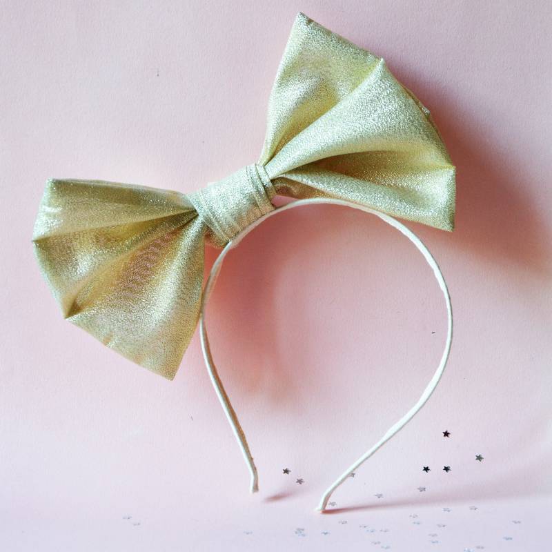 Großes Goldenes Schleifenhaarband. Schickes Und Originelles Haaraccessoire von milicancrelat