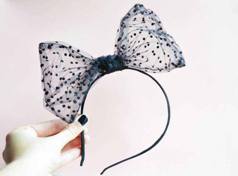 Haarreif Mit Großer Schleife Aus Schwarzem Plumetis-Tüll. Schickes Und Originelles Haaraccessoire von milicancrelat