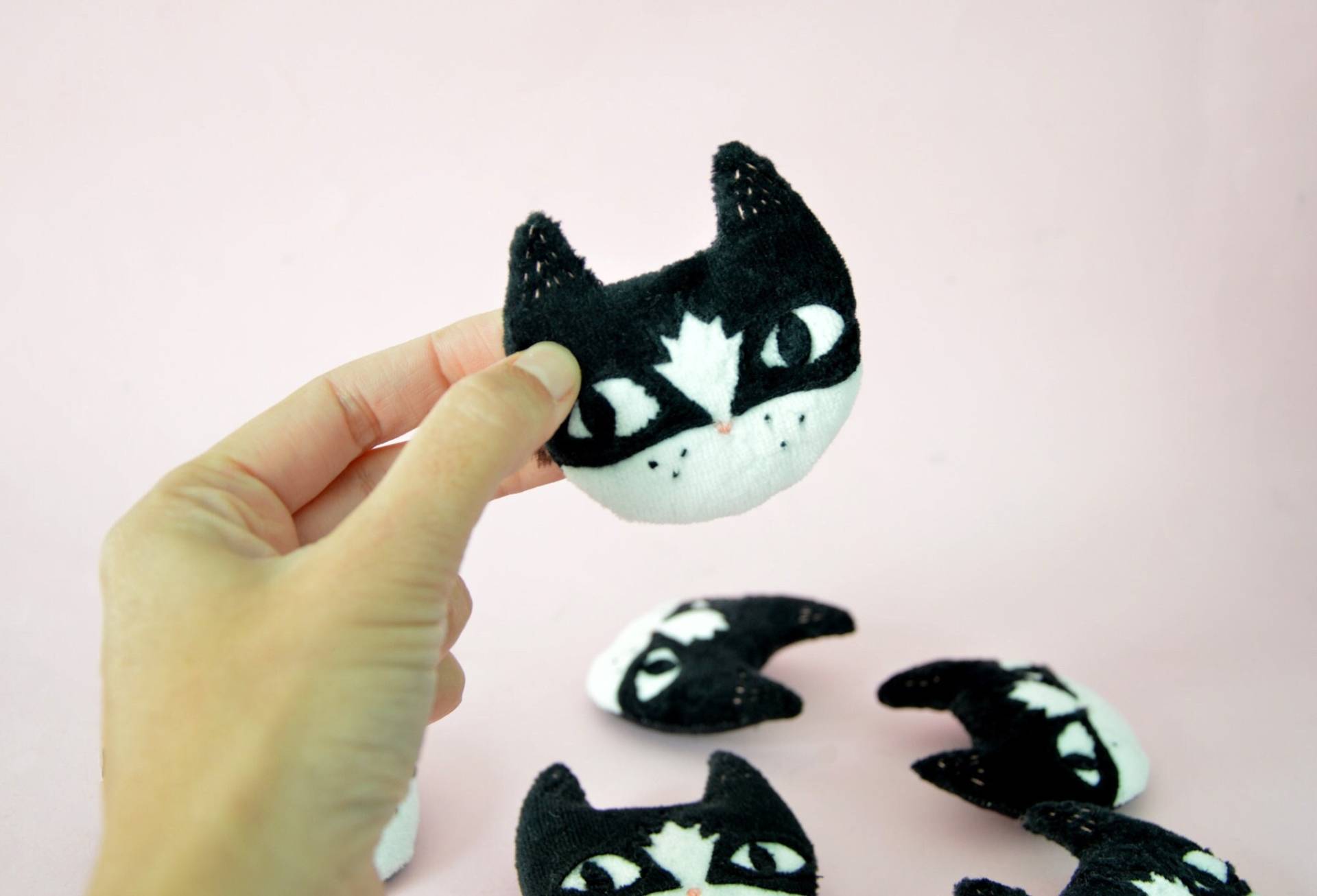 Katzenbrosche Aus Schwarzem Und Weißem Samt - Handgefertigter Textilschmuck von milicancrelat