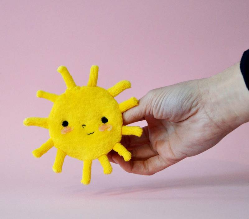 Sonnenbrosche - Gelbe Samtbrosche, Bestickt Mit Perlen Und Pailletten Handgefertigt von milicancrelat