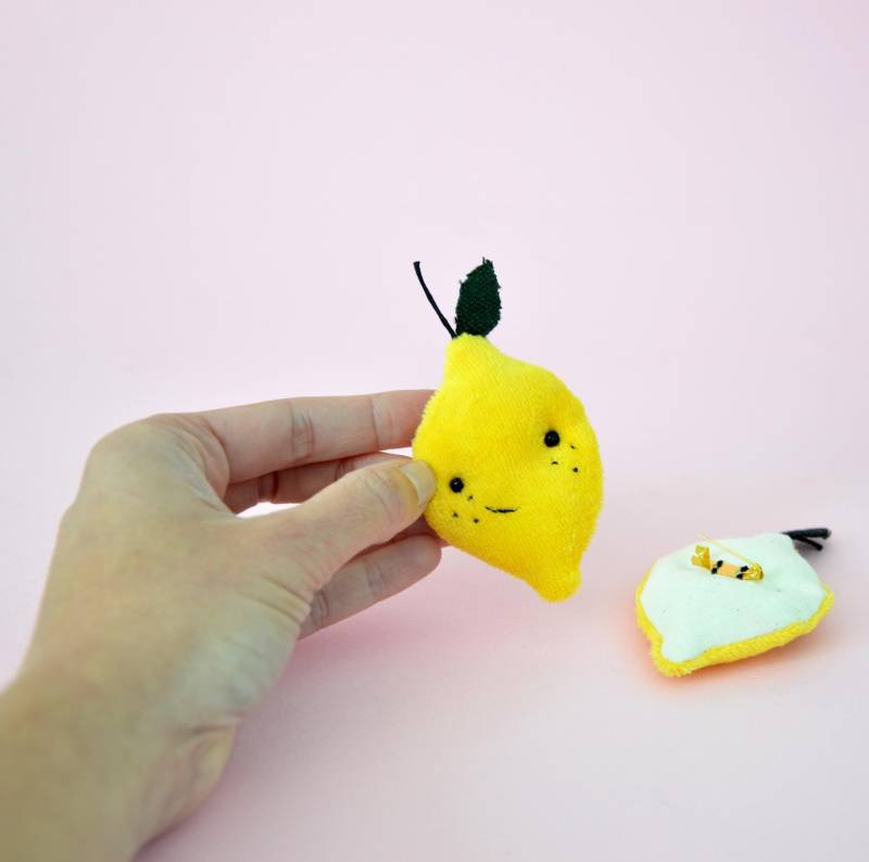 Zitronenbrosche. 100 % Handgefertigt Aus Gepolstertem Und Besticktem Gelbem Samt. Perlenaugen von milicancrelat