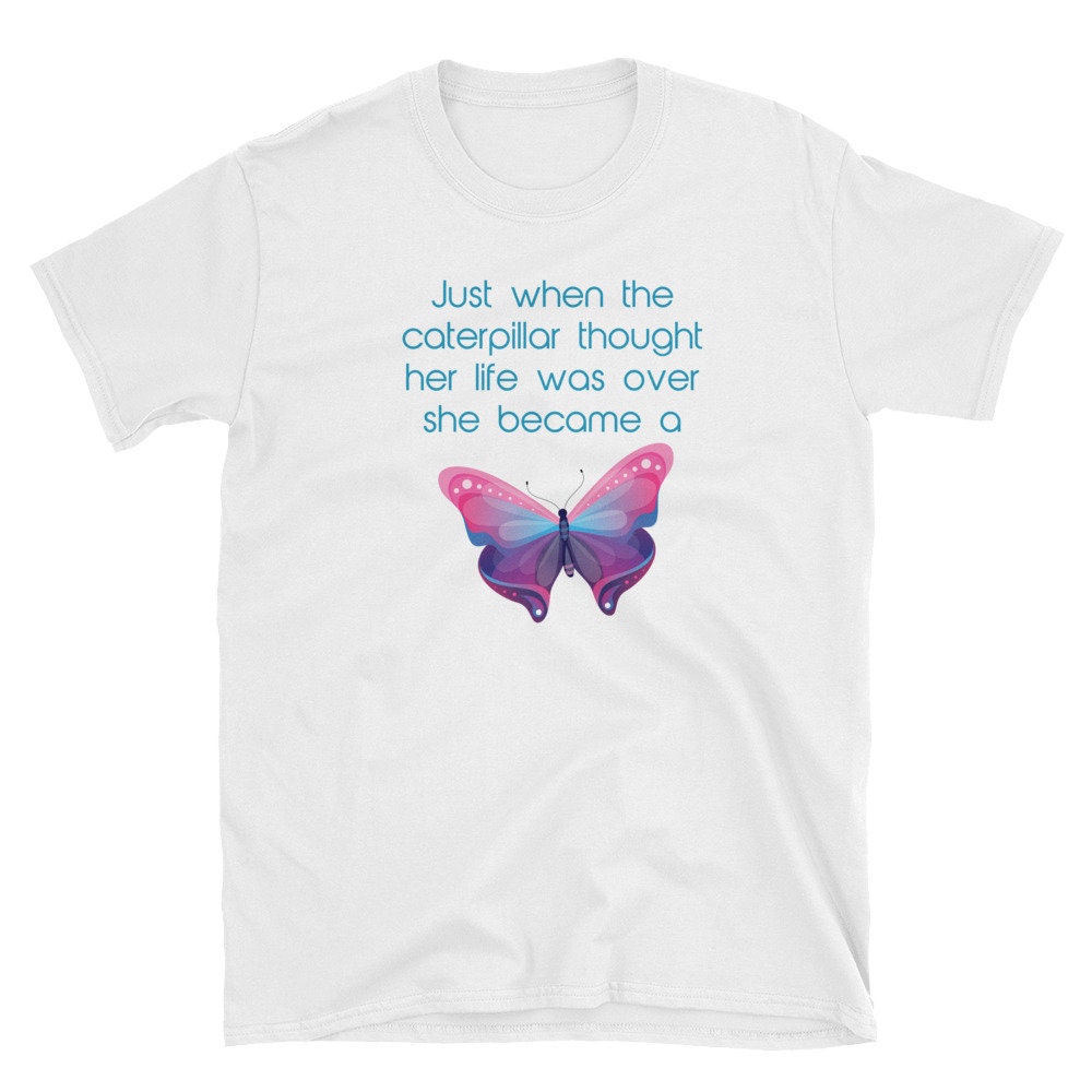Gerade Als Die Raupe Dachte, Ihr Leben Sei Vorbei, Wurde Sie Zu Einem Schmetterling-Kurzarm-Unisex-T-Shirt Gerade Als Die Raupe Dachte, Ihr Leben Sei Vorbei, Wurde Sie Zu Einem Schmetterling-Kurzarm-Unisex-T-Shirt von milknteeshop