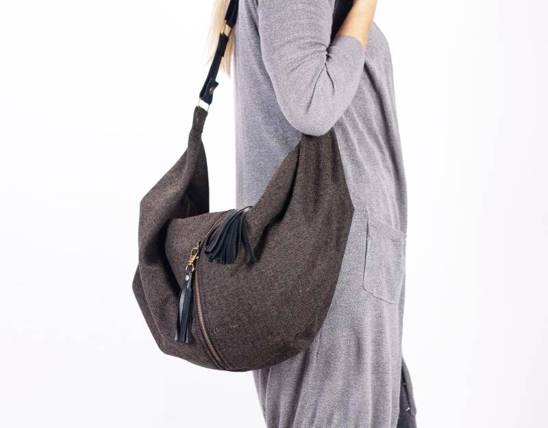 Wolle Herringbone Crossbody Bag Schwarze Leder Slouchy Messenger Geldbörse von milloo