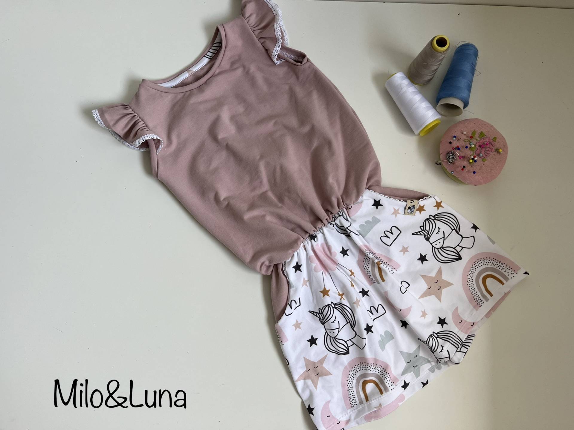 Süßes Kleidchen Sommer Blumen, Rosé Rosa Spitze Rüschen Flügelchen Mit Taschen Einhorn Regenbogen Sterne von miloundluna