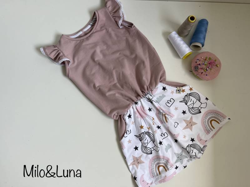 Süßes Kleidchen Sommer Blumen, Rosé Rosa Spitze Rüschen Flügelchen Mit Taschen Einhorn Regenbogen Sterne von miloundluna