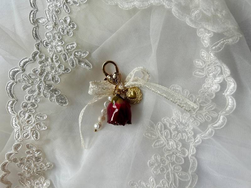 Handmade Romantic Rose Keychain | Real & Pearl Charm Coquette Aesthetic Keyring Vintage Inspired Gift For Her Handmade Romantic Rose Keychain | Real & Pearl Charm Coquette Aesthetic Keyring Vintage Inspired Gift For Her von mimisaforever