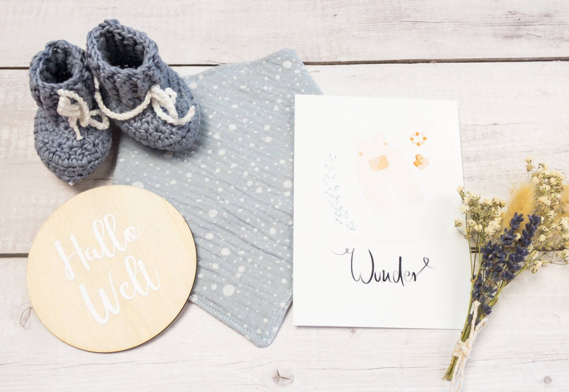 Geschenkbox Zur Geburt Häkelschuhe Mit Karte Hallo Kleines Wunder Geschenkbox Zur Geburt Häkelschuhe Mit Karte Hallo Kleines Wunder von mimiundpipa