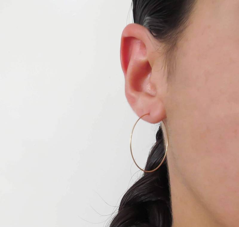 Dünne Gold-Creolen, Hochwertige Gold-Creolen, 14K Gold Filled Creolen, Einfache Winzige Golddraht-Creolen Dünne Gold-Creolen, Hochwertige Gold-Creolen, 14K Gold Filled Creolen, Einfache Winzige Golddraht-Creolen von miniLALI