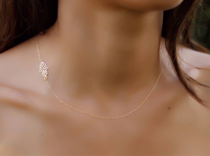 Gold Hamsa Halskette, Seitlich Hamsa, Hand Dünne Zarte, Zierliche Goldfiligran Gold Hamsa Halskette, Seitlich Hamsa, Hand Dünne Zarte, Zierliche Goldfiligran von miniLALI