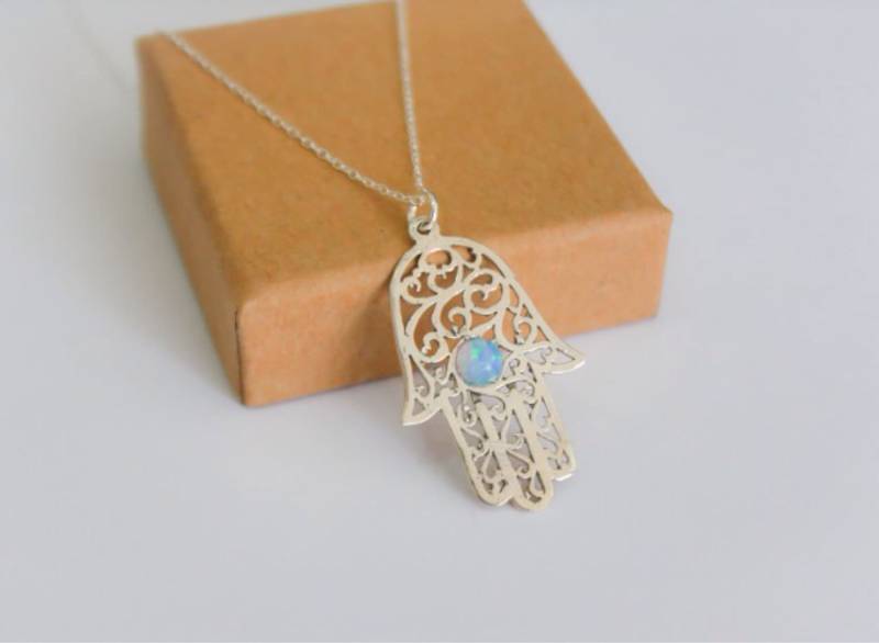 Opal Hamsa Halskette, Silber Hand Zarte Blau Anhänger Opal Hamsa Halskette, Silber Hand Zarte Blau Anhänger von miniLALI