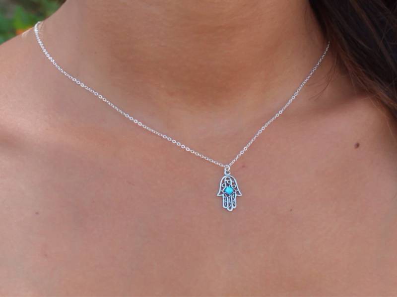 Silberne Halskette, Silberne Hamsa-Halskette, Handhalskette, Zarte Hand Mit Blauem Opal, Silberner Handanhänger von miniLALI