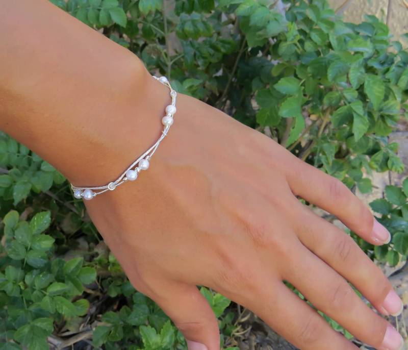 Weißes Perlenarmband, Perlensilberarmband, Opalschmuck, Juni Geburtsstein, Minimales Armband von miniLALI