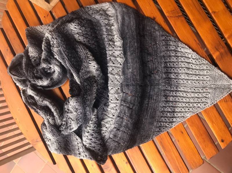 Handgestricktes Dreieckstuch von miniMataStricken