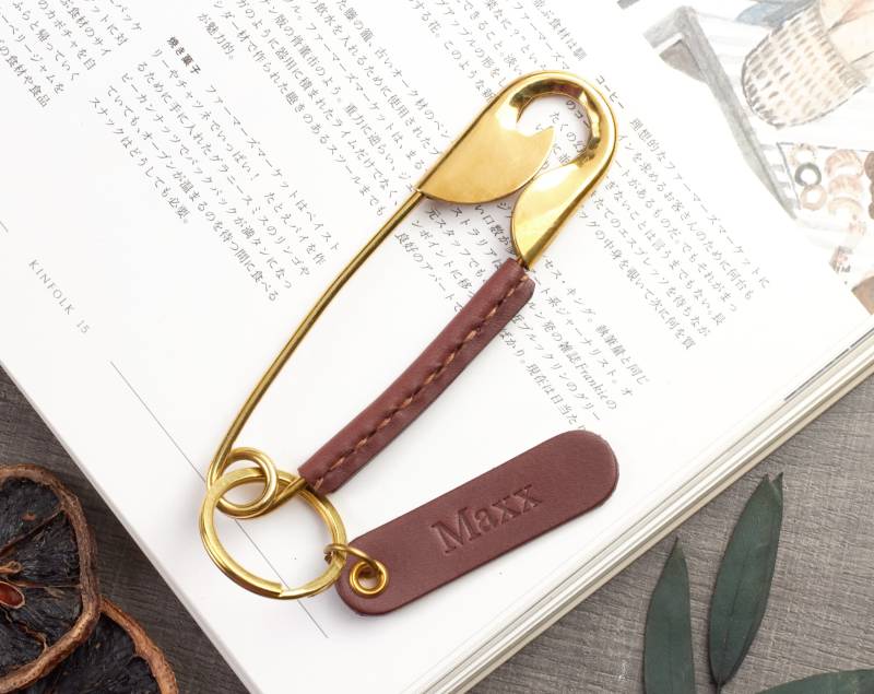 Messing Brosche Schlüsselanhänger Leather Wrapped, Personalisierte Name Tag von miniMoreLeather