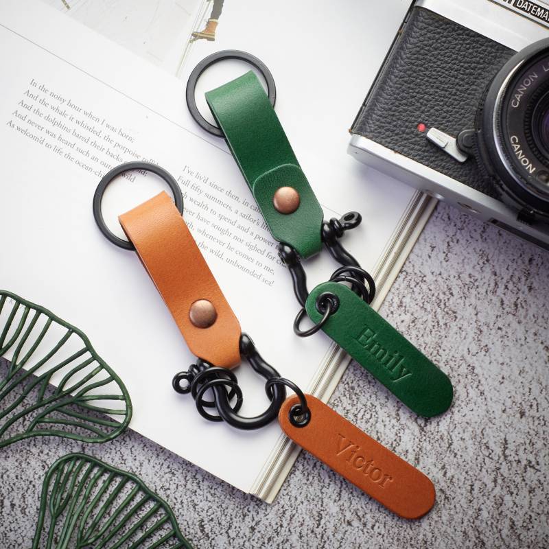 Personalisierte Schäkel Schlüsselanhänger | Benutzerdefinierte Leder Aus Herren Karabiner Personalisierte Schäkel Schlüsselanhänger | Benutzerdefinierte Leder Aus Herren Karabiner von miniMoreLeather