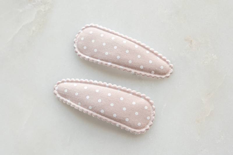 2Er Set Taupe Polka Dot Stoff-Snapclips, Baby-Mädchen-Haarclips, Mädchen-Haar-Accessoire, Kleinkind-Haarclip, Fransenclip, Weiche Haarclips von miniapricotcompany