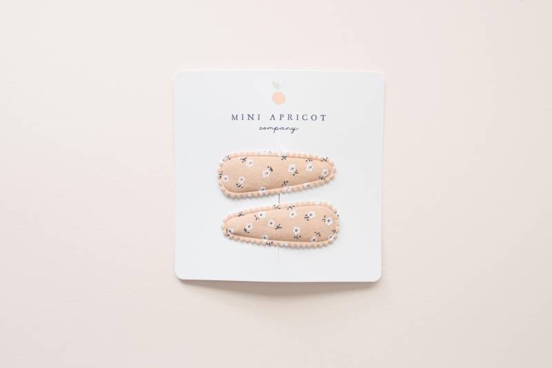 Neu Set Aus 2 Pfirsichfarbenen Blumenstoff-Druckknöpfen, Baby-Mädchen-Haarclip, Mädchen-Haarzusatz, Kleinkind-Haarclip, Fransenclip, Weicher Haarclip von miniapricotcompany