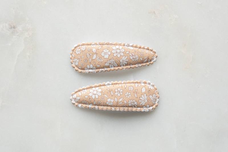 Set Aus 2 Geblümten Stoff-Snapclips, Baby-Mädchen-Haarclips, Mädchen-Haar-Accessoire, Kleinkind-Haarclip, Fransenclip, Weiche Haarclips von miniapricotcompany