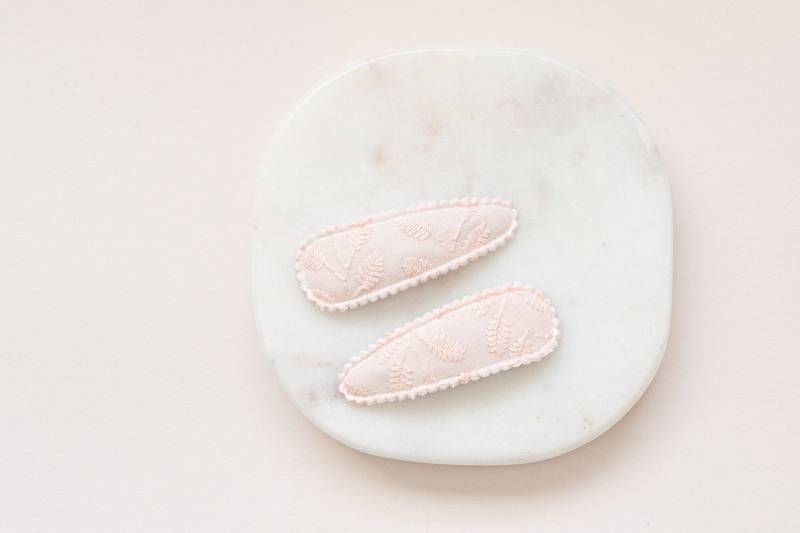 Set Von 2 Rosa Blätter Stoff-Clips, Baby-Mädchen-Haarclips, Mädchen-Haar-Accessoire, Kleinkind-Haarclips, Fransenclip, Weiche Haarclips von miniapricotcompany