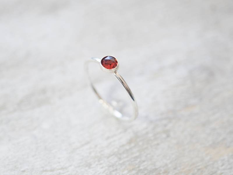 Dünner 4 Mm Granat Ring, Zierlicher Sterling Silber Edelstein Lünette Januar Birthstone Ringe Für Frauen von minimalaccents