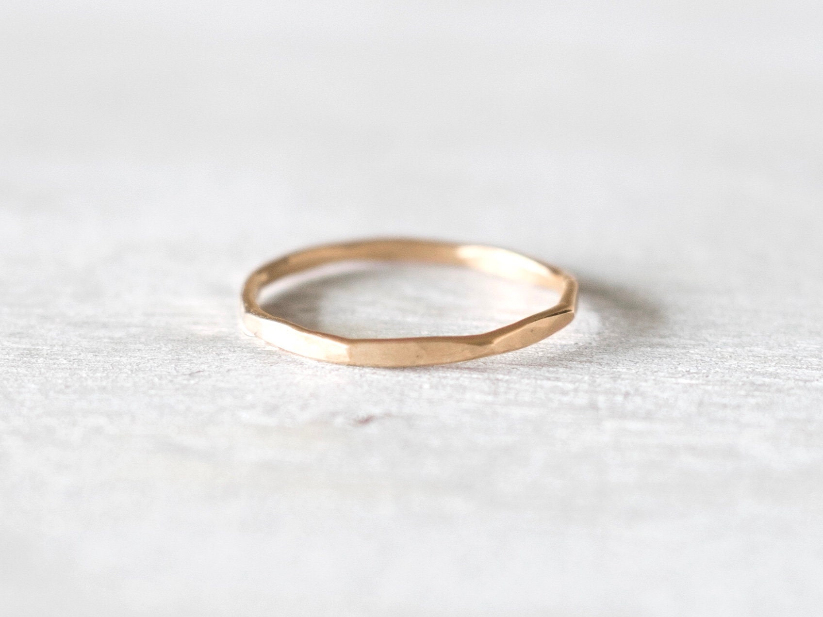 Dünner Facettierter Goldring, 14K Dünner Stapelbarer Gold Gefüllter Ring, Goldringe Für Frauen von minimalaccents