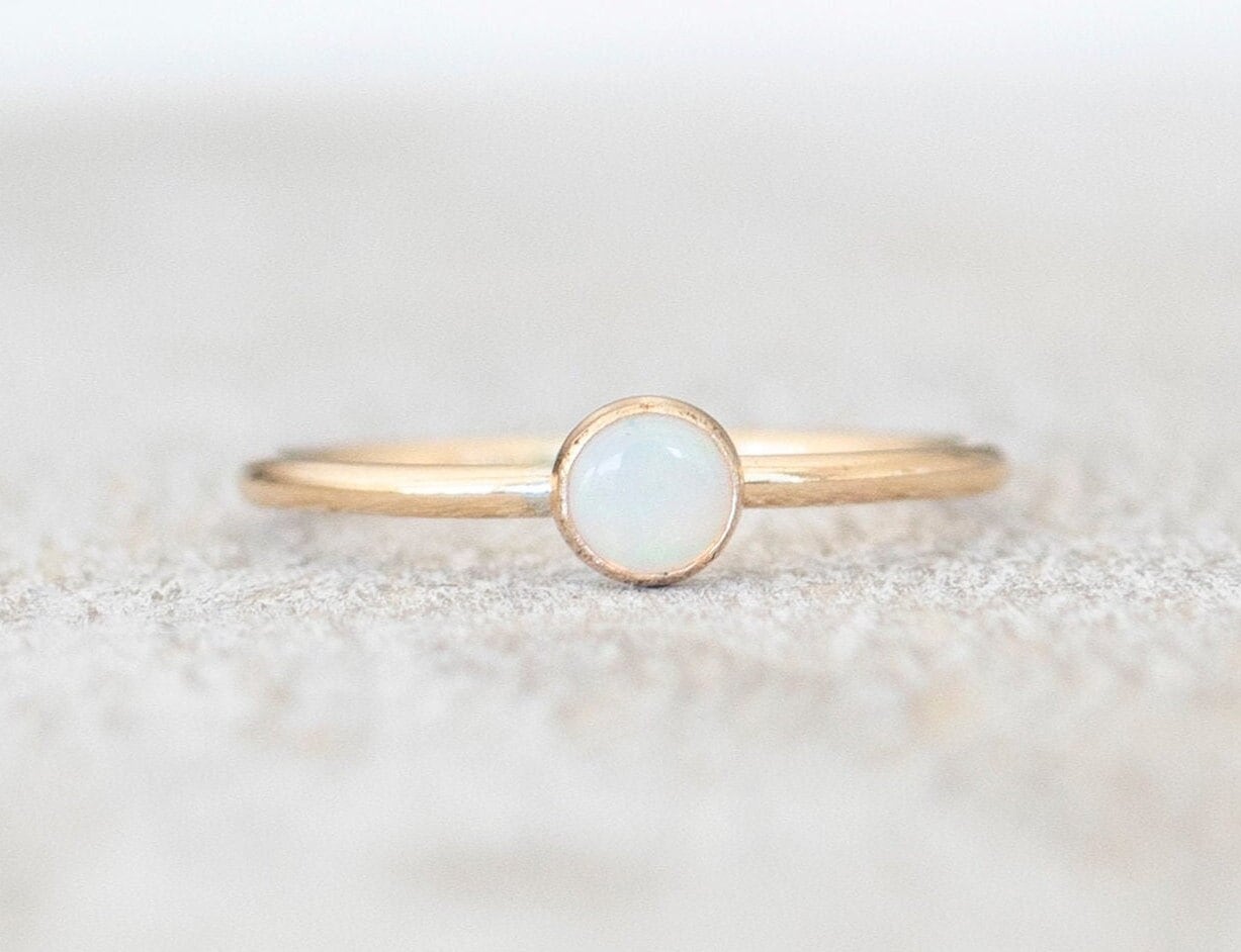 Dünner Gold 4mm Opal Ring, Aa-Grade, Zierlicher Gefüllt 14K Ringe Für Frauen, Stapelbare Ringe, Oktober Geburtsstein Ring von minimalaccents