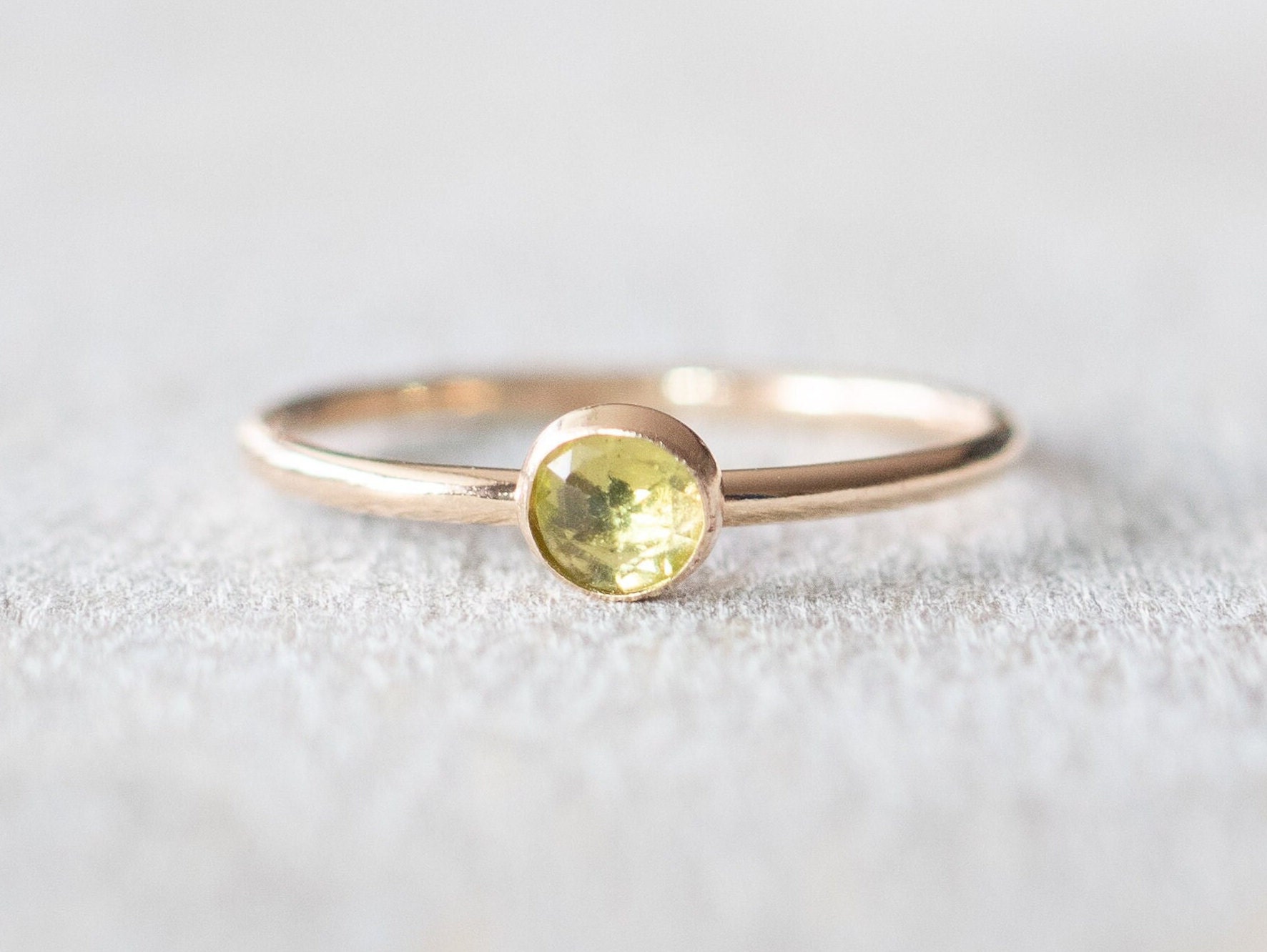 Dünner Gold 4mm Peridot Ring, Zierlicher Gefüllt 14K Ringe Für Frauen, Stapelbare Ringe, August Geburtsstein Ring von minimalaccents