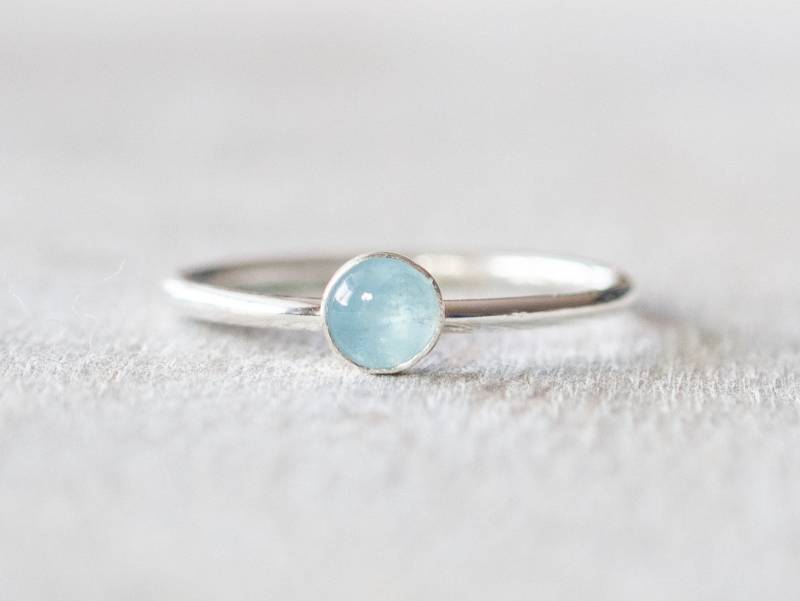 Dünner Silber 4 Mm Aquamarin Ring, Zierlicher Kleiner Edelstein Lünette Ring März Birthstone Silberringe Für Frauen von minimalaccents
