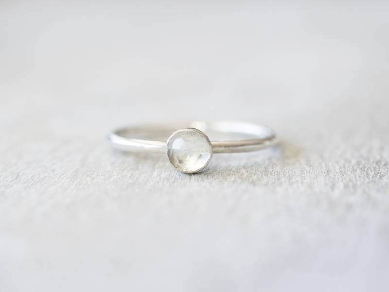 Dünner Weißer Topasring 4mm, Feiner Topasring, Sterling Silber Edelstein Lünette Ring, April Birthstone November Ring von minimalaccents