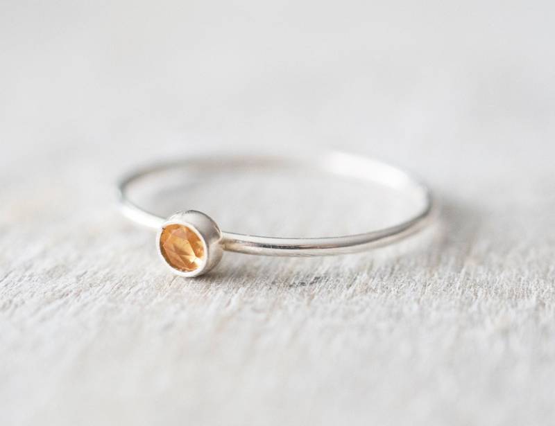 Super Dünn Silber 3 Mm Golden Citrin Ring, Zierliche Sterling Edelstein Lünette November Birthstone Ring von minimalaccents