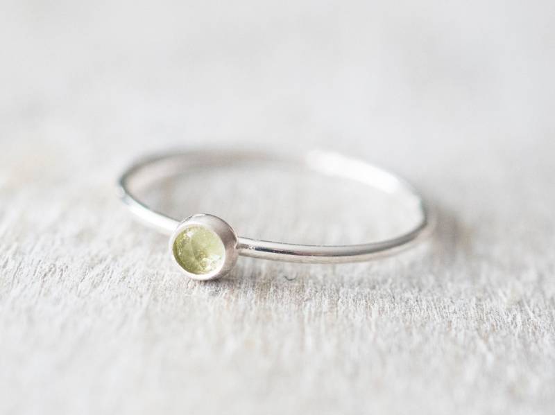 Super Dünner 3 Mm Peridot Ring, Zierlicher Sterling Silber Edelstein Lünette August Birthstone Grüner Stein Ring von minimalaccents