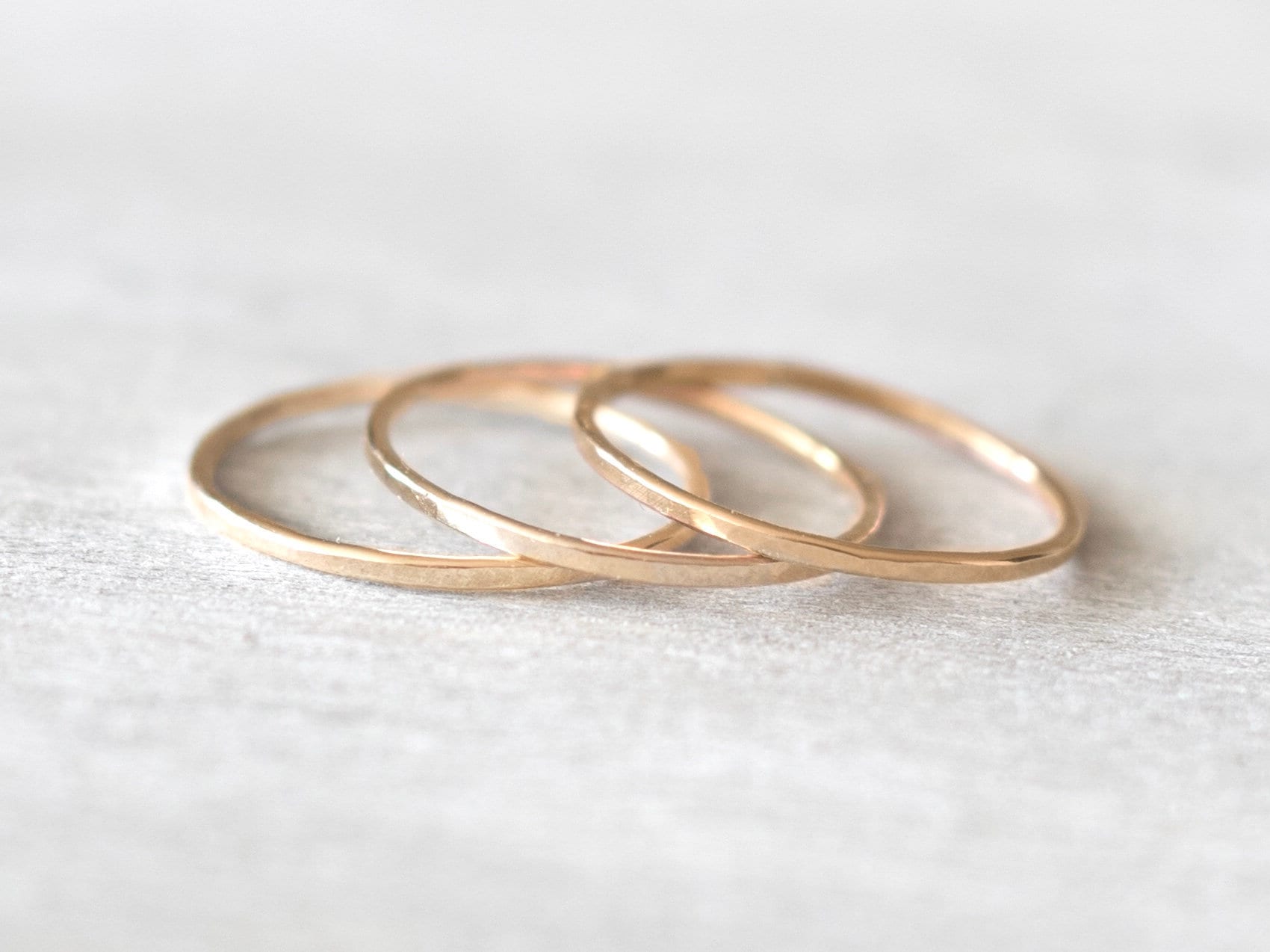 Super Dünner Gehämmerter Gold Filled Ring - 3Er Set, Zierliche Goldringe, Stapelbare Ringe, Stapelringe, 14K Goldringe Für Frauen von minimalaccents