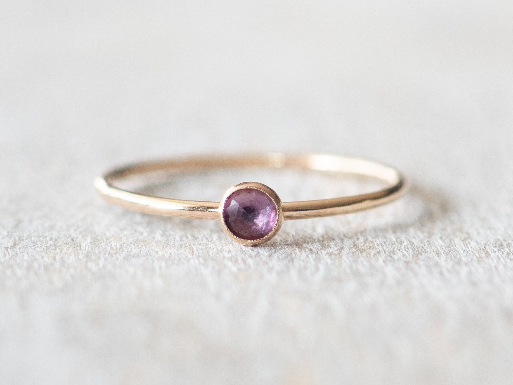 Super Dünner Gold 3mm Amethyst Ring, Zierliche Filled 14K Ringe Für Frauen, Stapelringe, Februar Birthstone Ring von minimalaccents