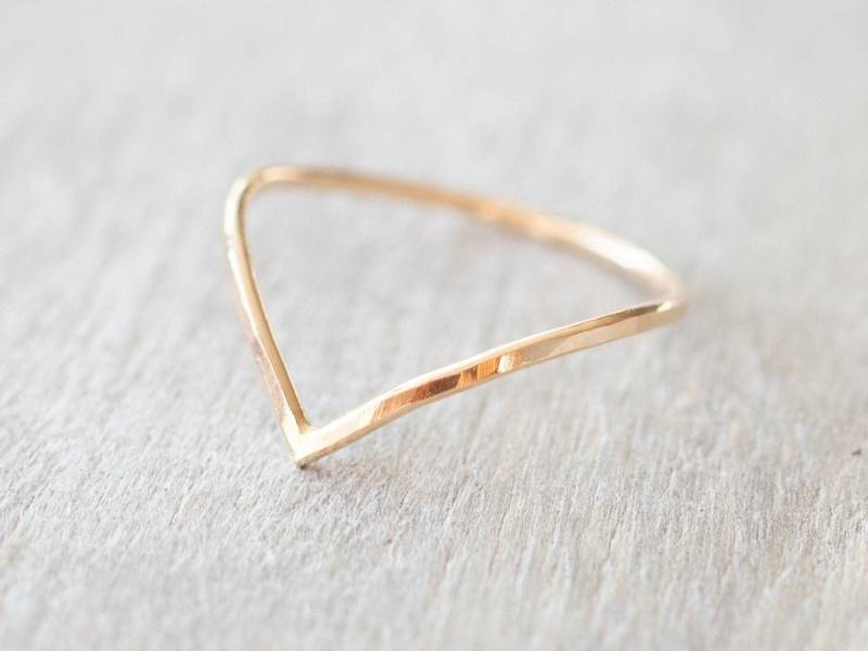 Super Dünner Gold Chevron Goldring, V Ring, Zierliche Filled Stapelring, 14K Goldringe Für Frauen von minimalaccents