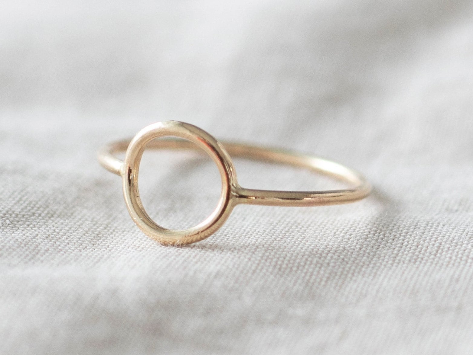 Super Dünner Gold Kreis Ring, Zierlicher Gefüllt Ringe Für Frauen, Stapelbare Ringe, 14K Ring von minimalaccents