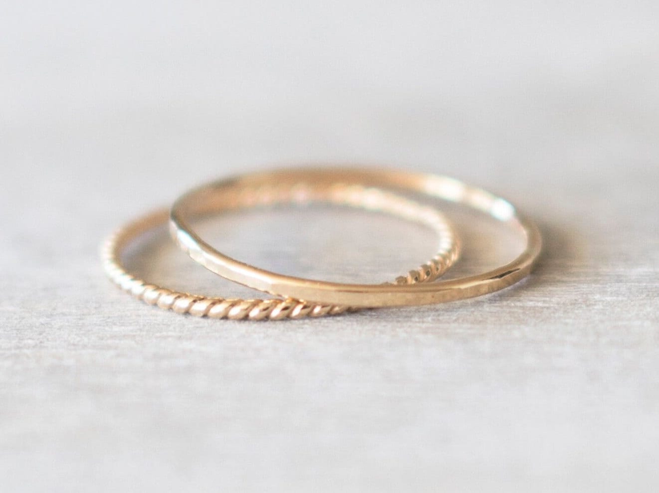 Super Dünner Gold Ring 2Er Set, Gehämmerter Ring, Twist Ringe Für Frauen, Zierlicher 14K von minimalaccents