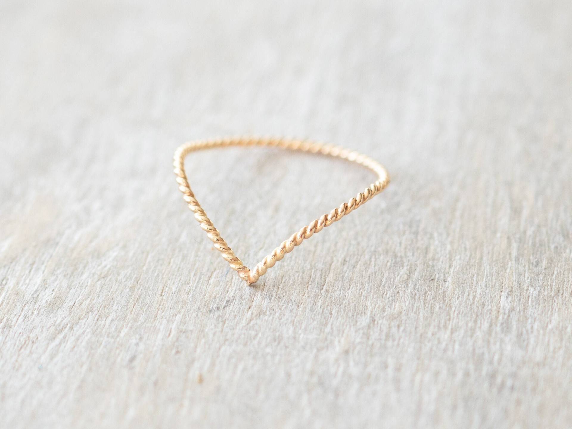 Super Dünner Gold Twist Chevron Ring, V Zierliche Filled Stapelring, Boho 14K Goldringe Für Frauen von minimalaccents