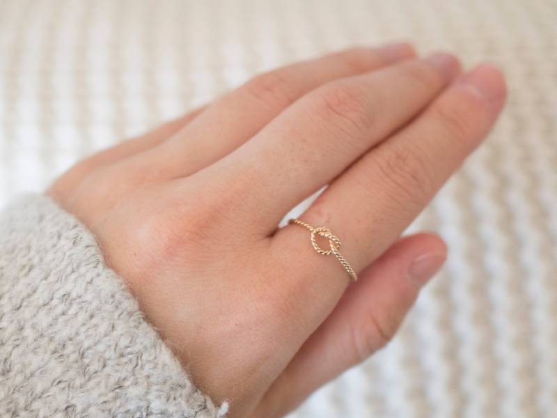 Super Dünner Gold Twist Knotenring, Zierliche Gefüllte Ring, Freundschaftsring, Brautjungfer Ringe, Beste Freundin Versprechen Ring von minimalaccents