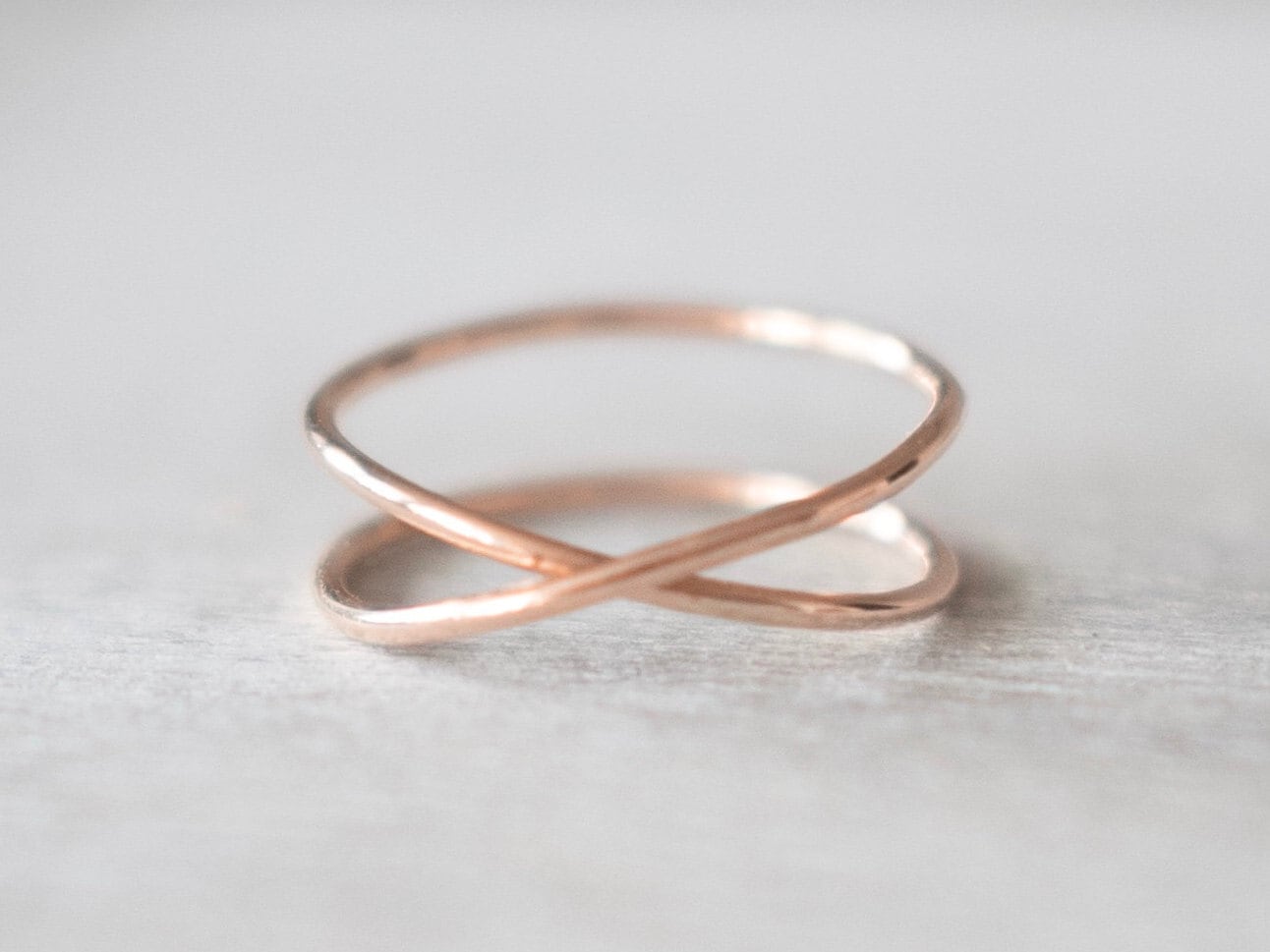 Super Dünner Roségold-x-Ring, Roségold Gefüllter Ring, Criss Cross Doppelringe, 14K Roségoldringe Für Frauen, Zierlicher Roségoldring von minimalaccents