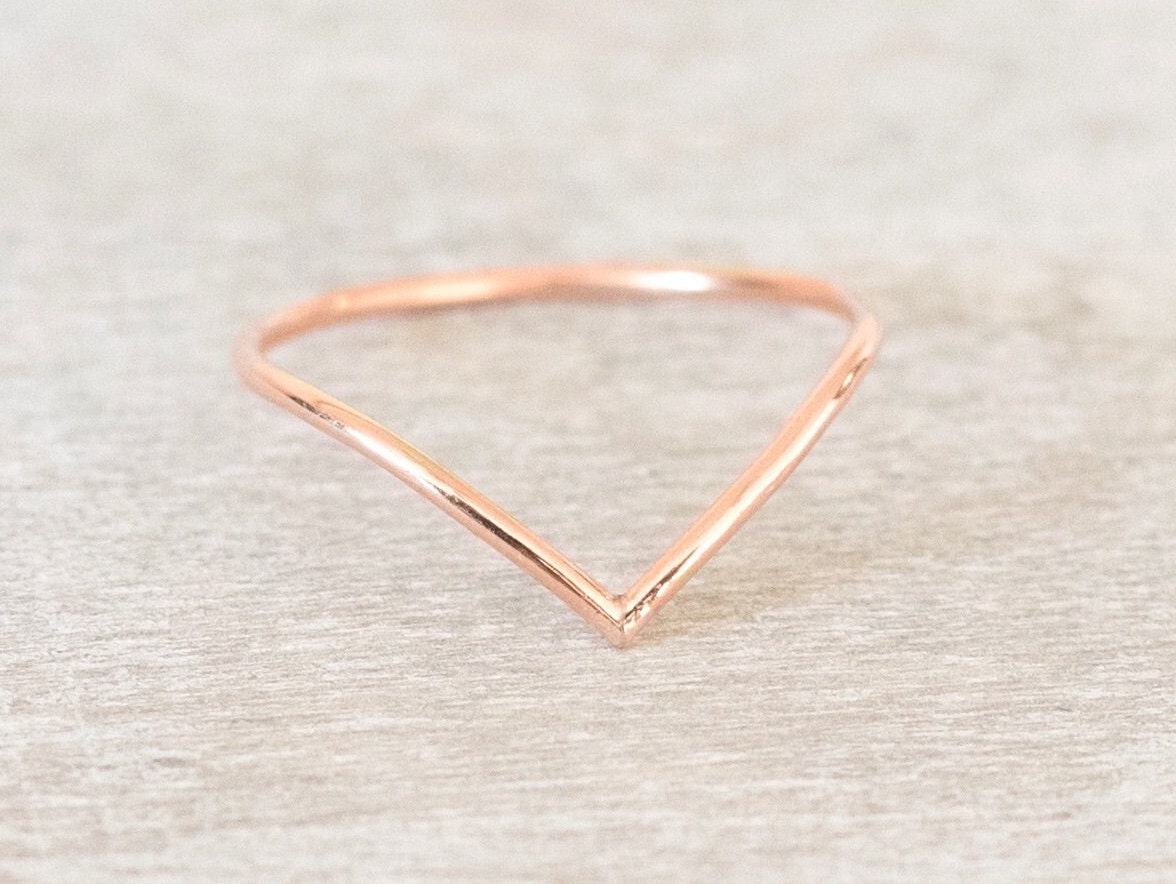 Super Dünner Rose Gold Filled Chevron Ring, V-Ring, Ringe Für Frauen, Zierliche Midi Ring von minimalaccents