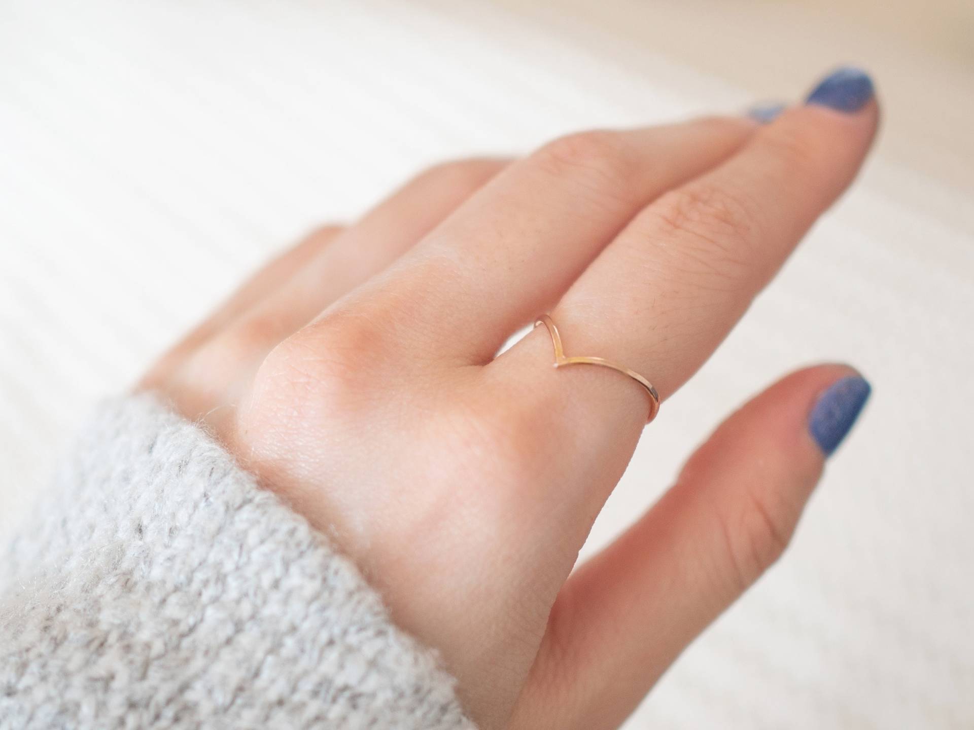 Super Dünner Rosegold Chevron Ring, V Zierliche Filled Geschwungener 14K Ring Für Frauen von minimalaccents