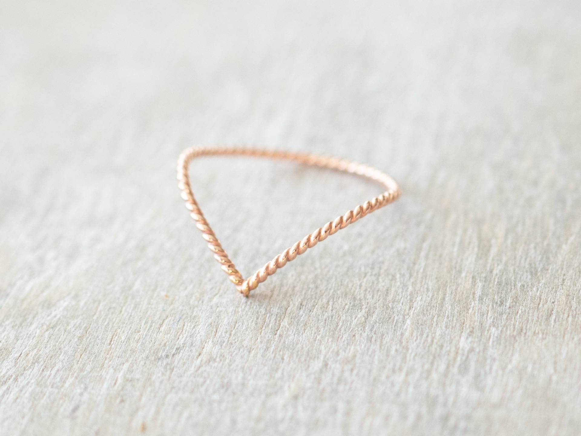 Super Dünner Rosegold Twist Chevron Ring, Rose Gold Filled Zierlicher Stapelbarer 14K Roségold Ringe Für Frauen von minimalaccents